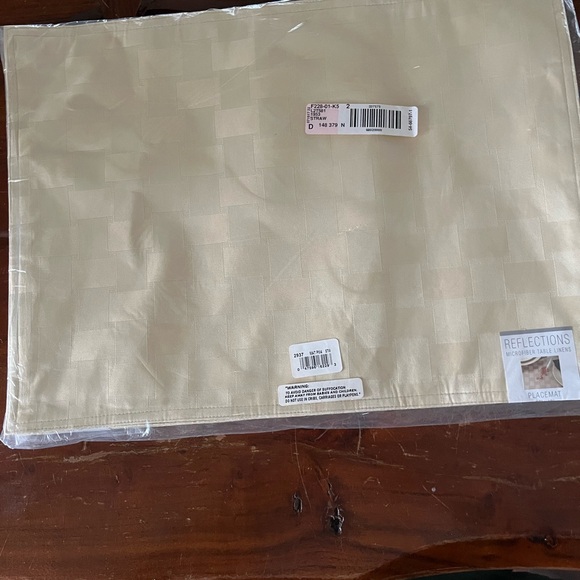 Reflections Ivory Table Linens Set - Picture 3 of 9